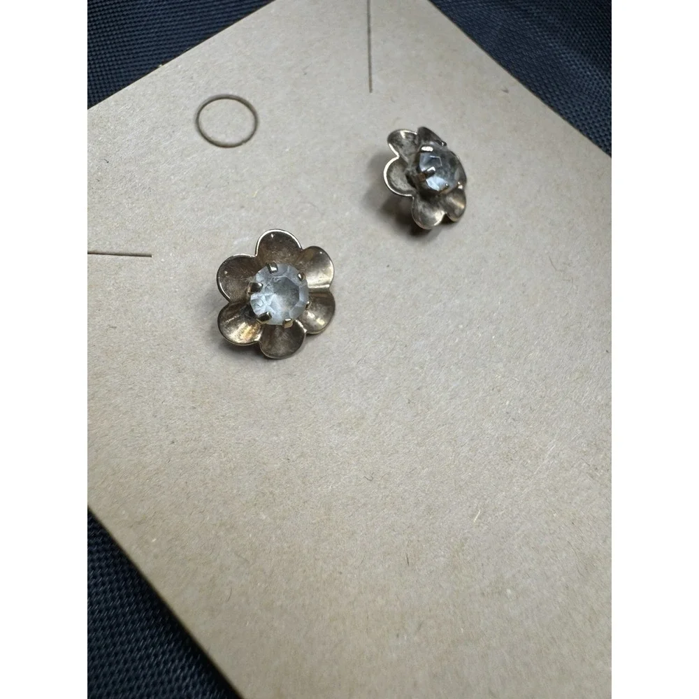 Flower stud earrings - Screw Backs